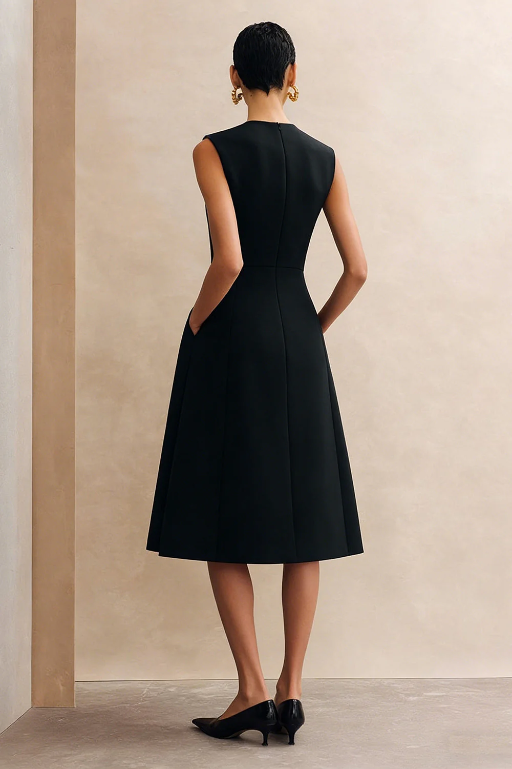 Robe de travail midi noire à col rond avec poches - Image 2