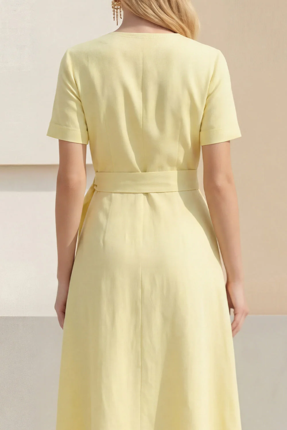 Robe de travail midi satin en V jaune clair à col en V avec ceinture - Image 4