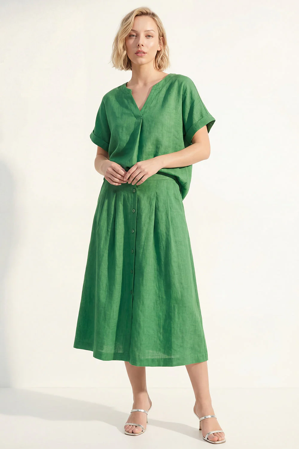 Robe de travail midi simple boutonné en satin à manches courtes verte à col en V