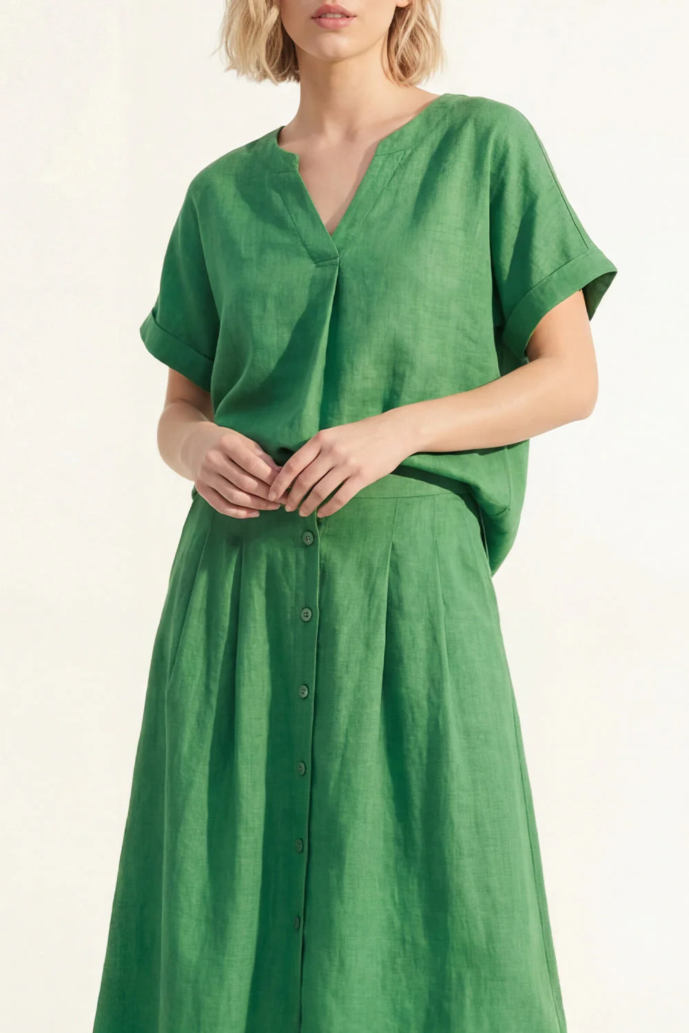 Robe de travail midi simple boutonné en satin à manches courtes verte à col en V - Image 3