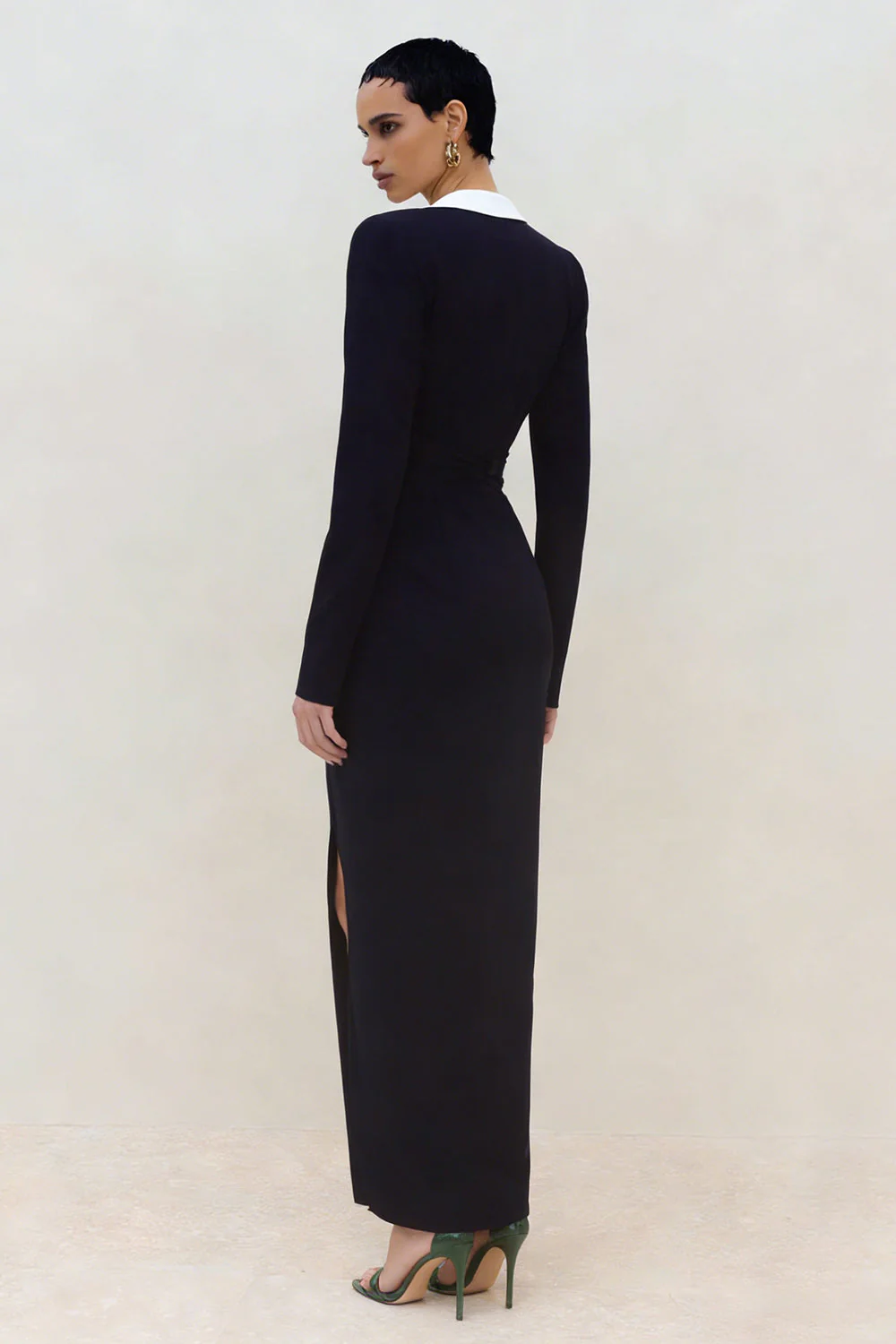 Robe de travail noire à étui profonde à manches longues à col en V profond avec fente - Image 2