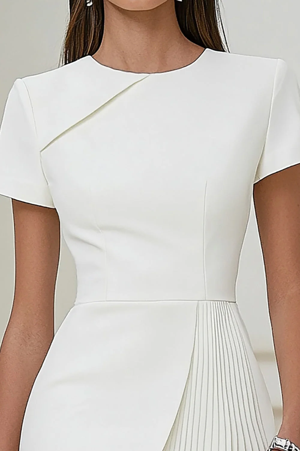 Robe de travail plissée ivoire à manches courtes - Image 2