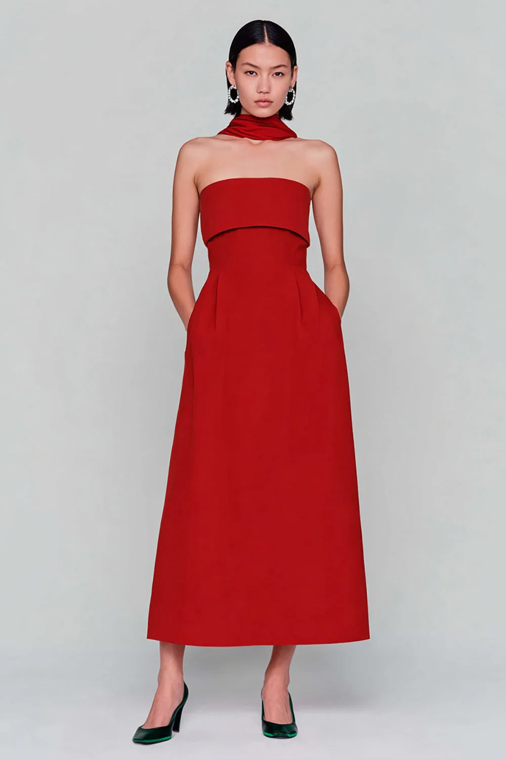 Robe décapotable longue fourreau sans bretelles rouge avec serpentin