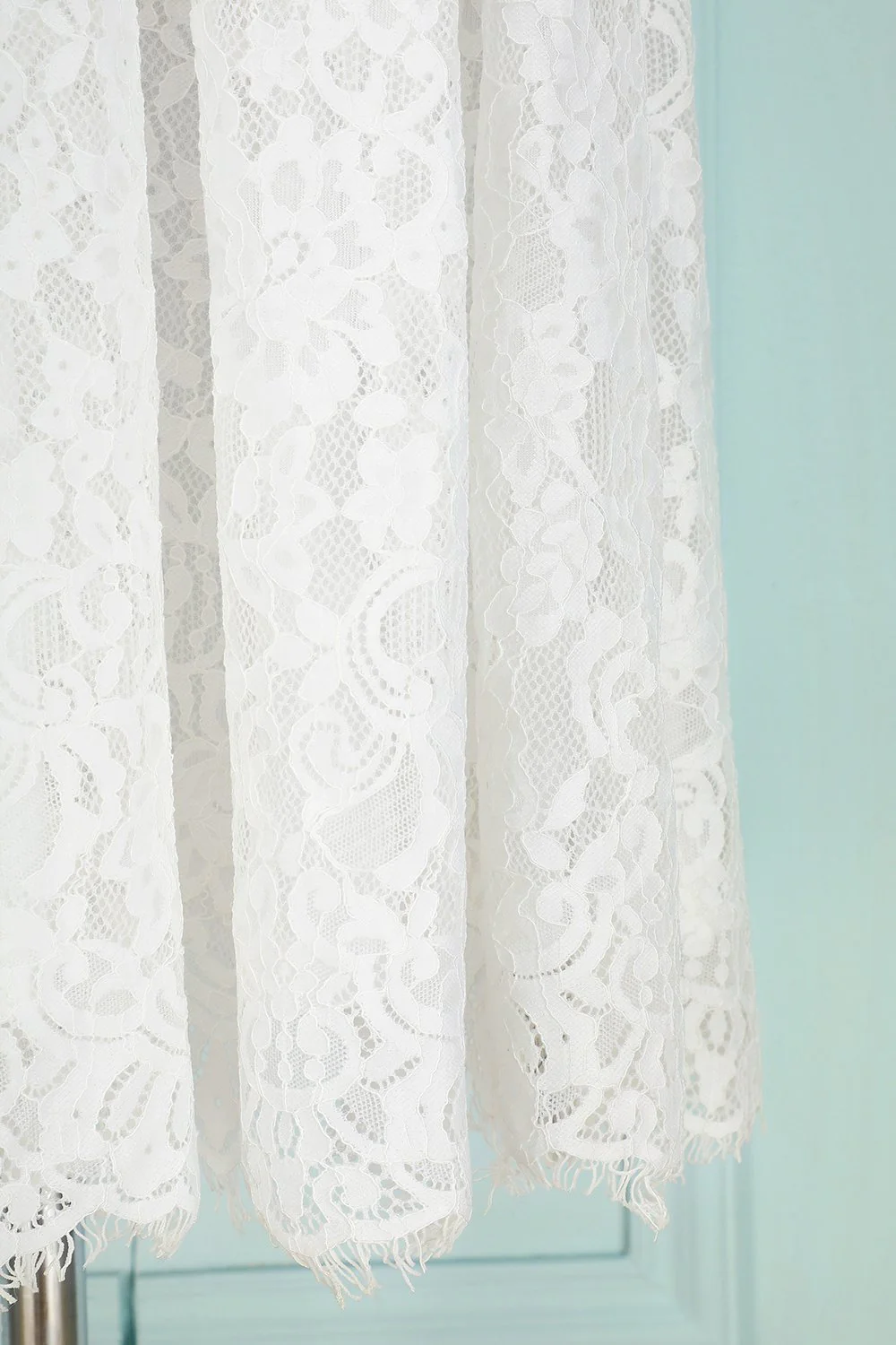 Robe en dentelle blanche à col en V - Image 4