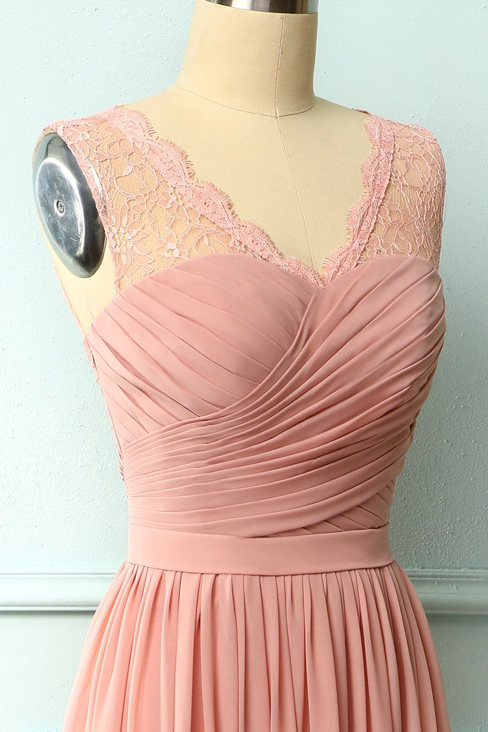 Robe en dentelle à volants blush - Image 6