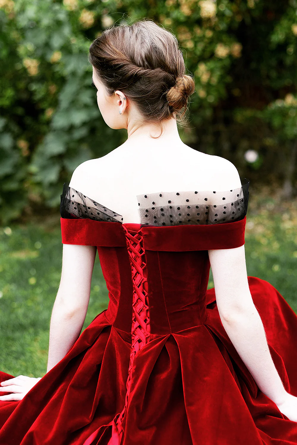 Robe en velours bordeaux à épaules dénudées - Image 4
