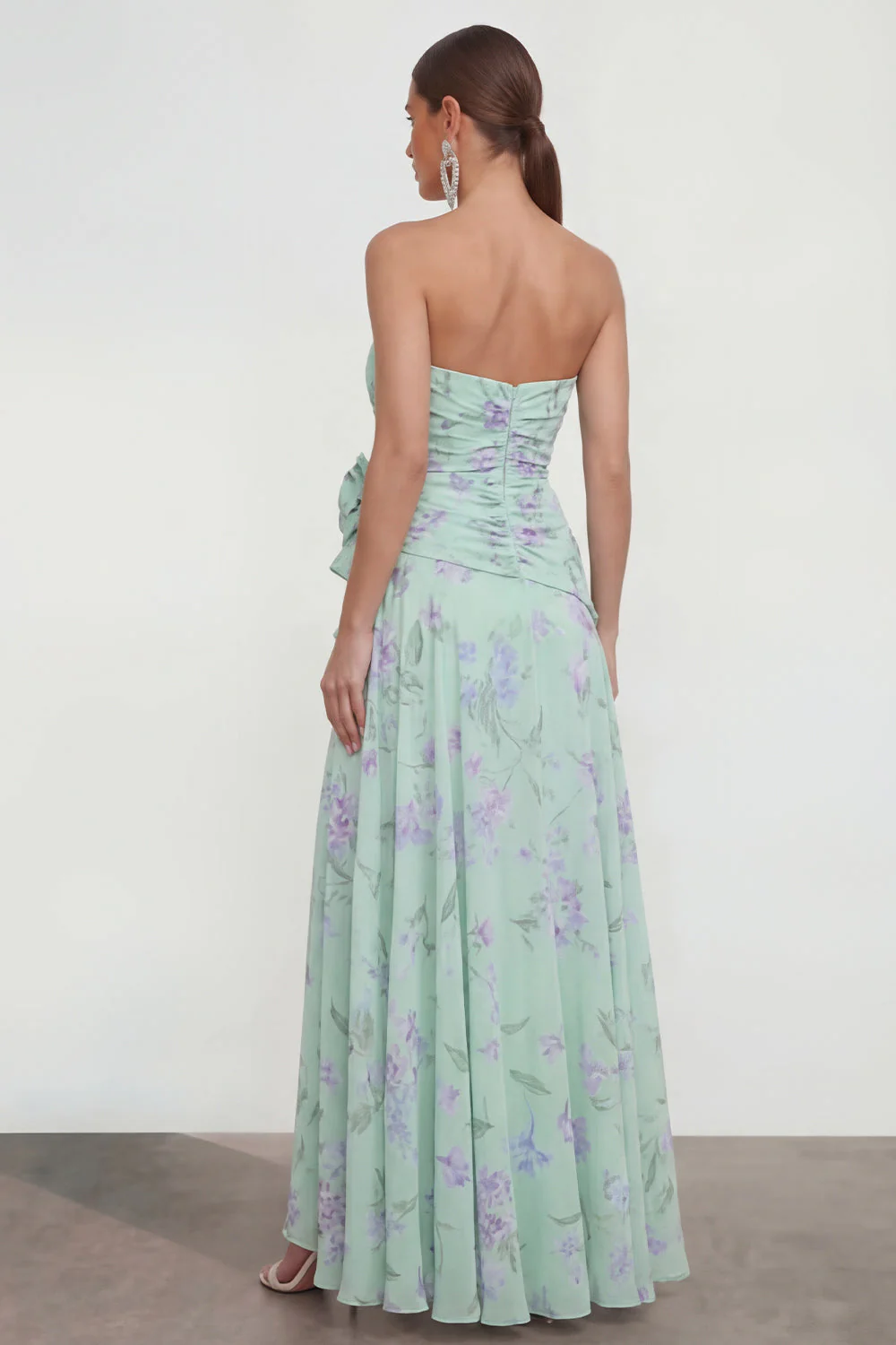Robe fleurie bleue 3D à volants sans bretelle bleue avec fente - Image 6