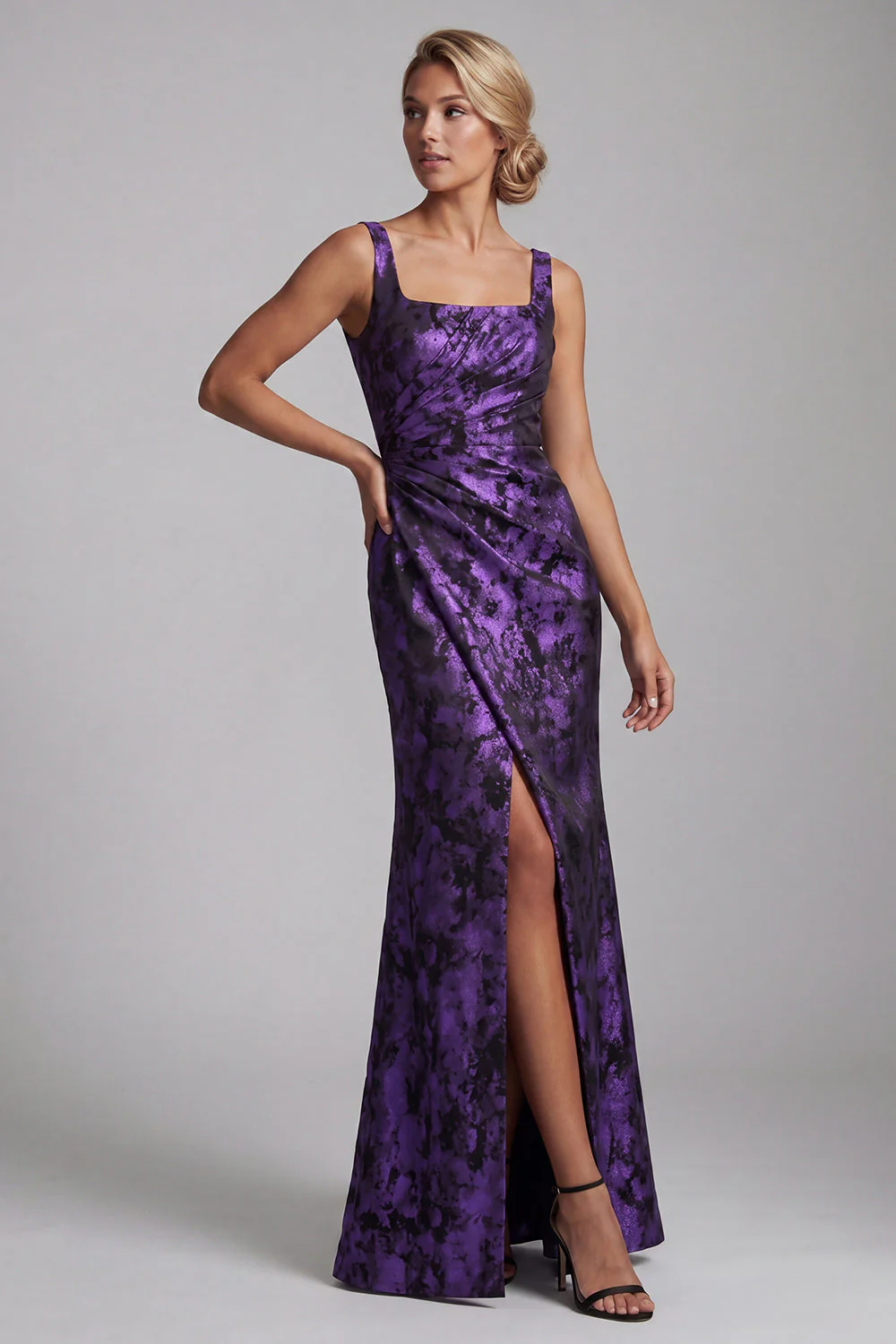 Robe fleurie de mère de la mariée à fronçages en sirène violet foncé - Image 3