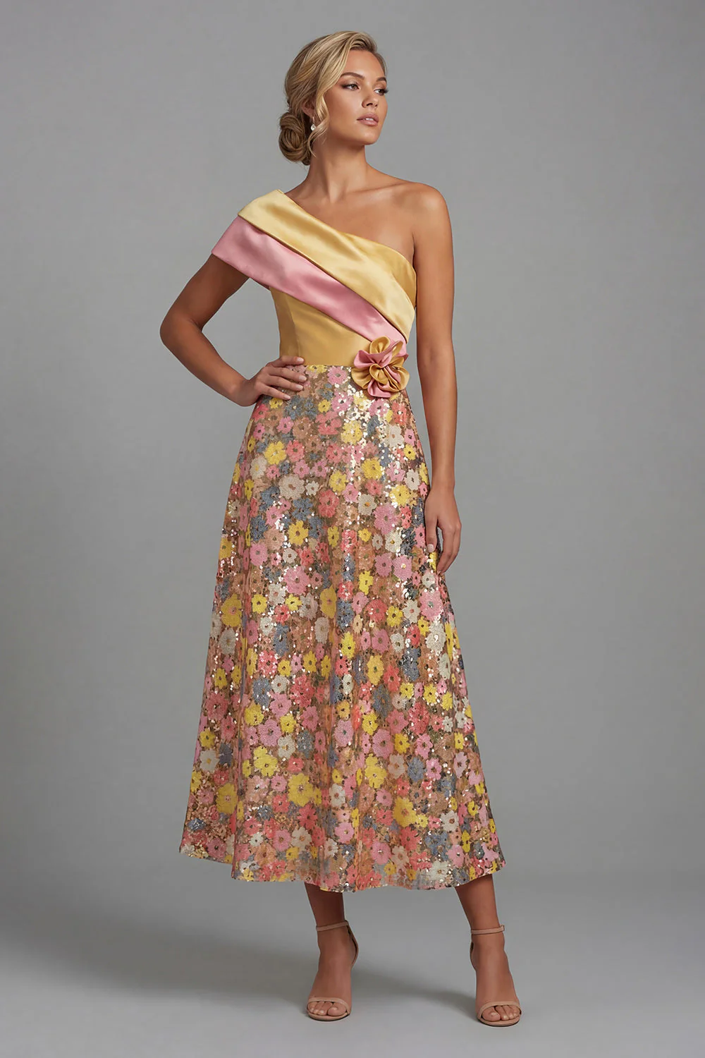 Robe fleurie jaune scintillante à une épaule longue Ligne A Mother of the Bride