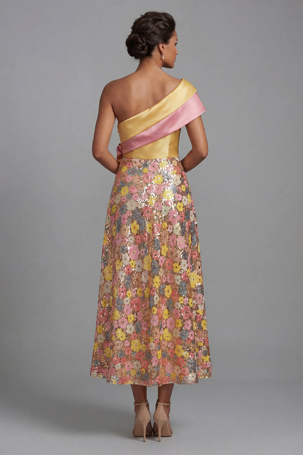 Robe fleurie jaune scintillante à une épaule longue Ligne A Mother of the Bride - Image 2