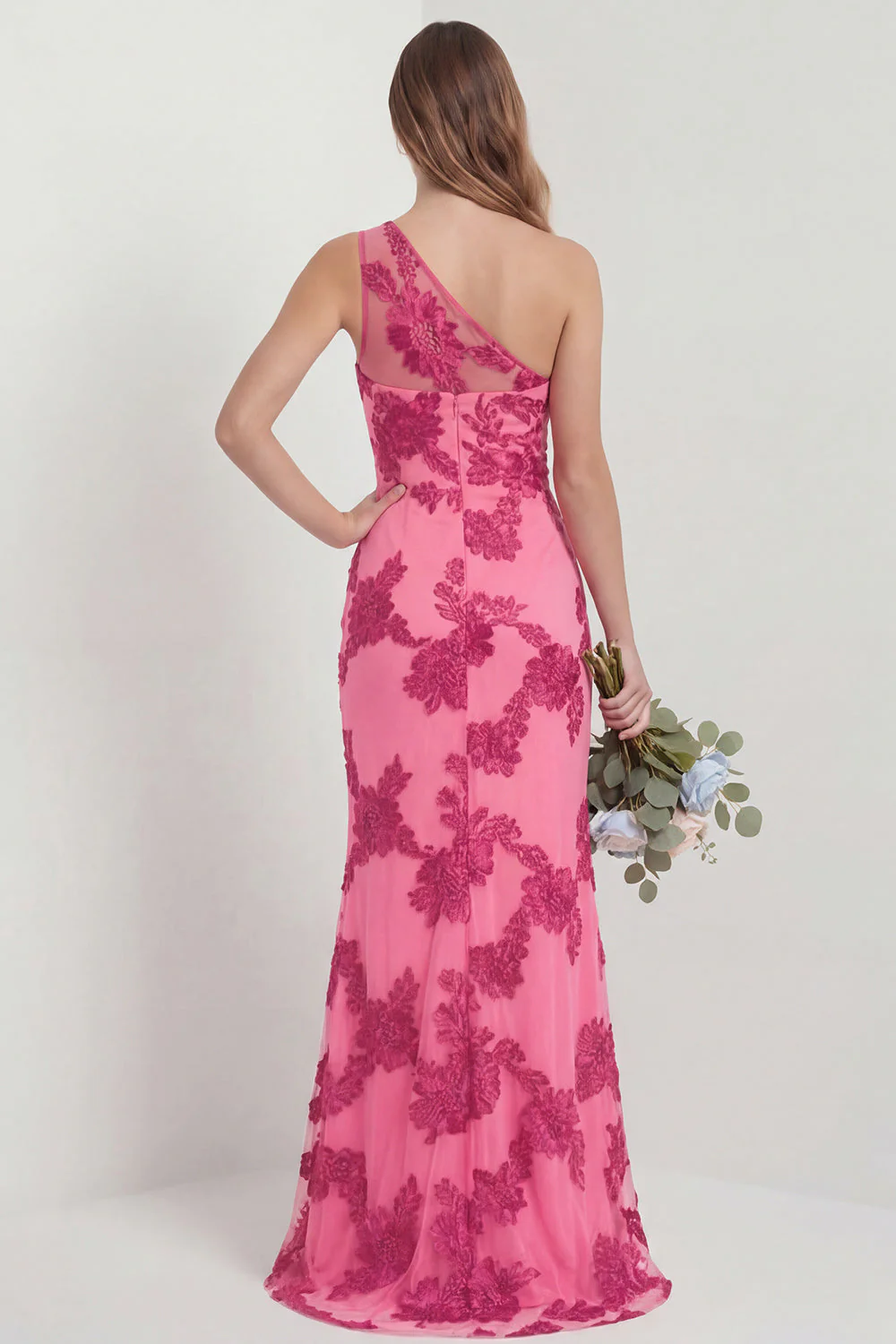 Robe fleurie rose vif brodée à fourreau d’une épaule avec fente - Image 2