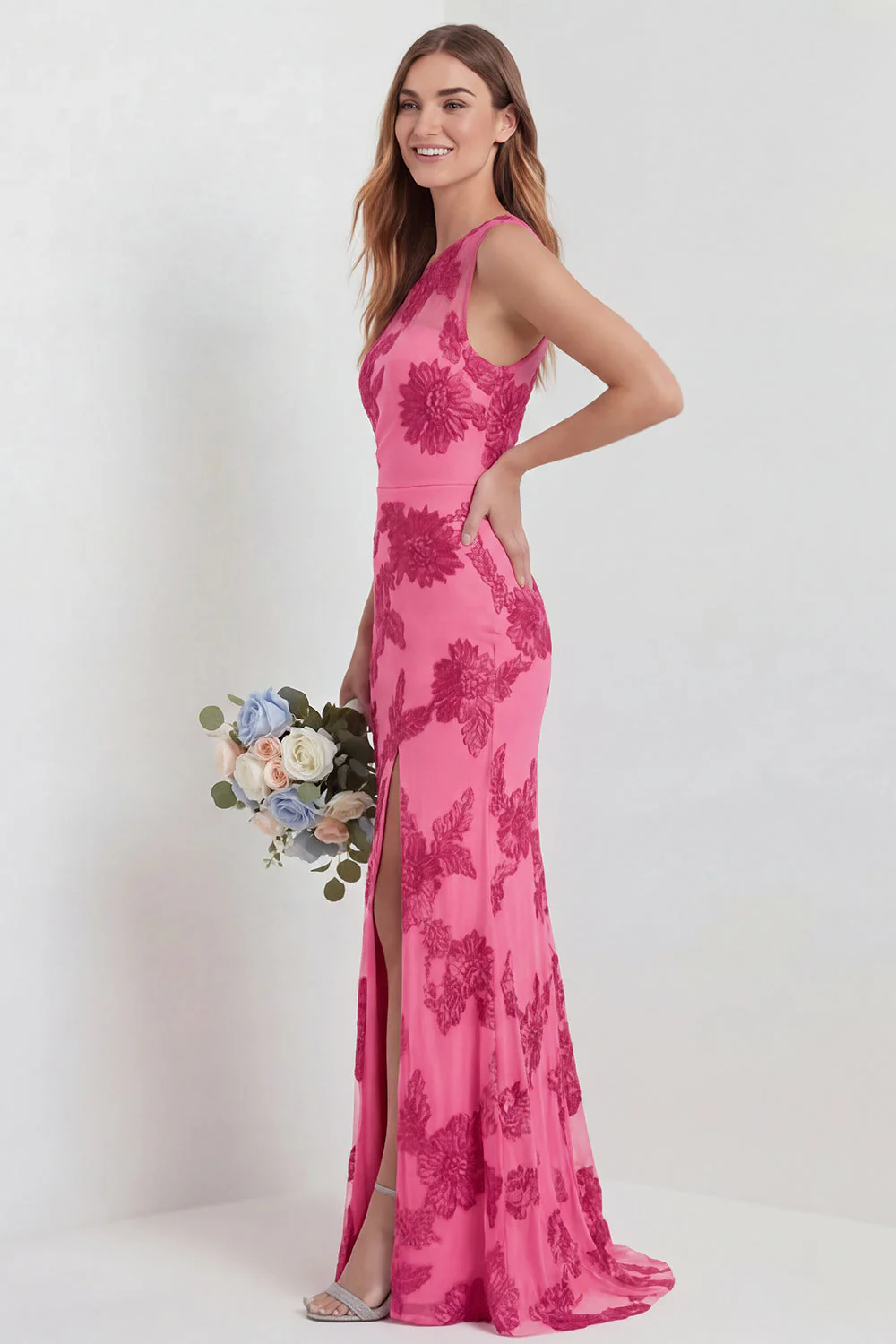 Robe fleurie rose vif brodée à fourreau d’une épaule avec fente - Image 3