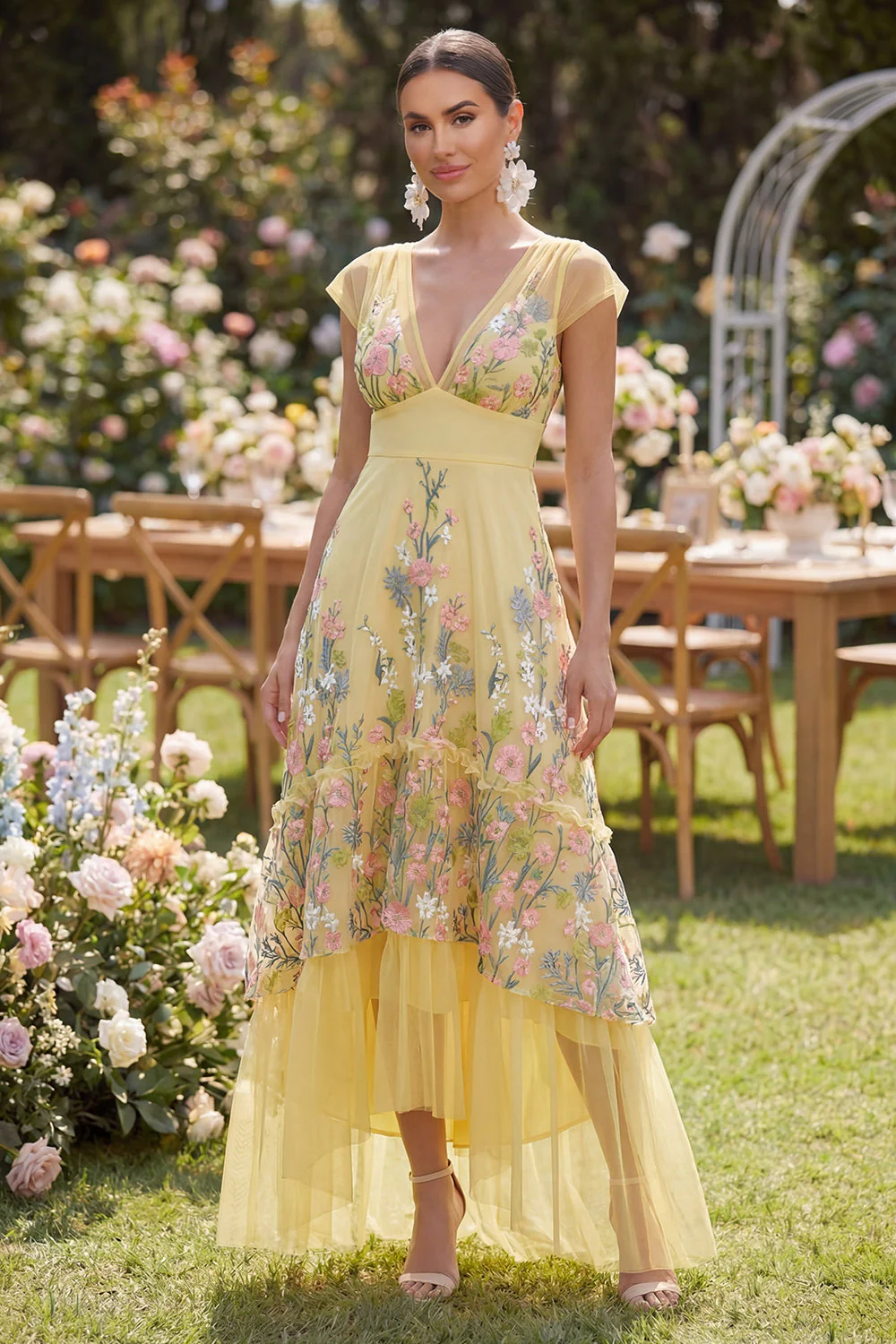 Robe fleuriste brodée en A jaune en tulle à manches courtes
