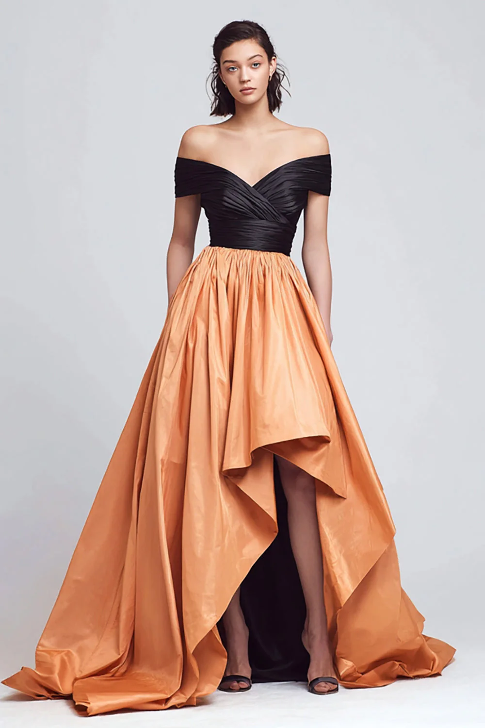 Robe formelle à épaules dénudées noire et orange