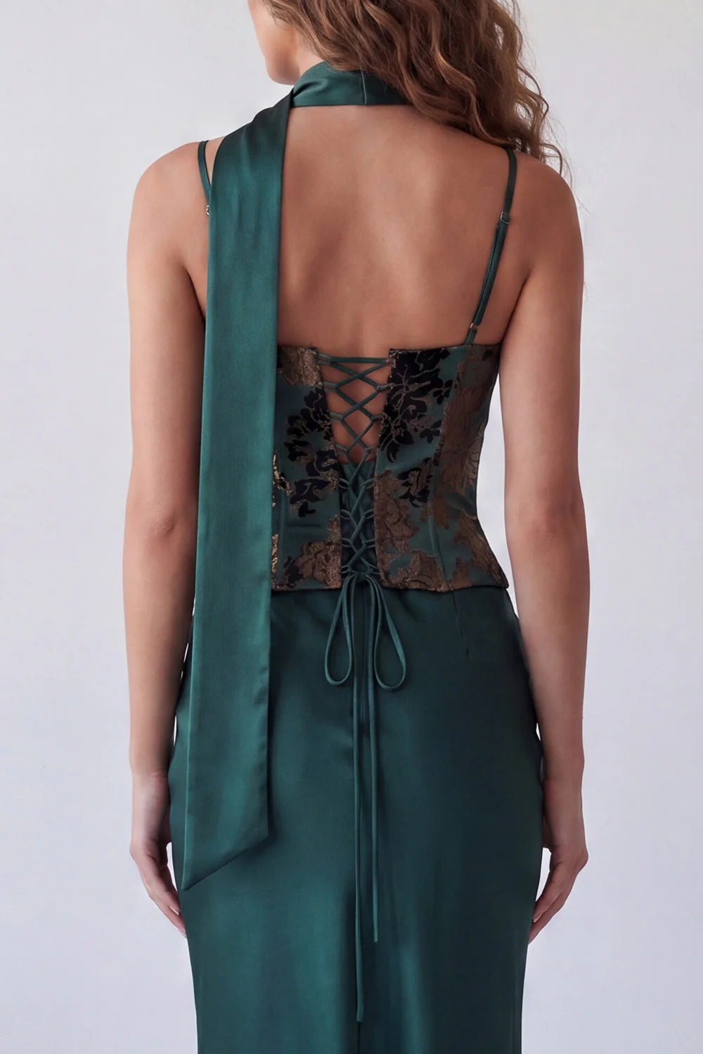 Robe formelle de sirène vert foncé à bretelles fines avec écharpe à col - Image 4
