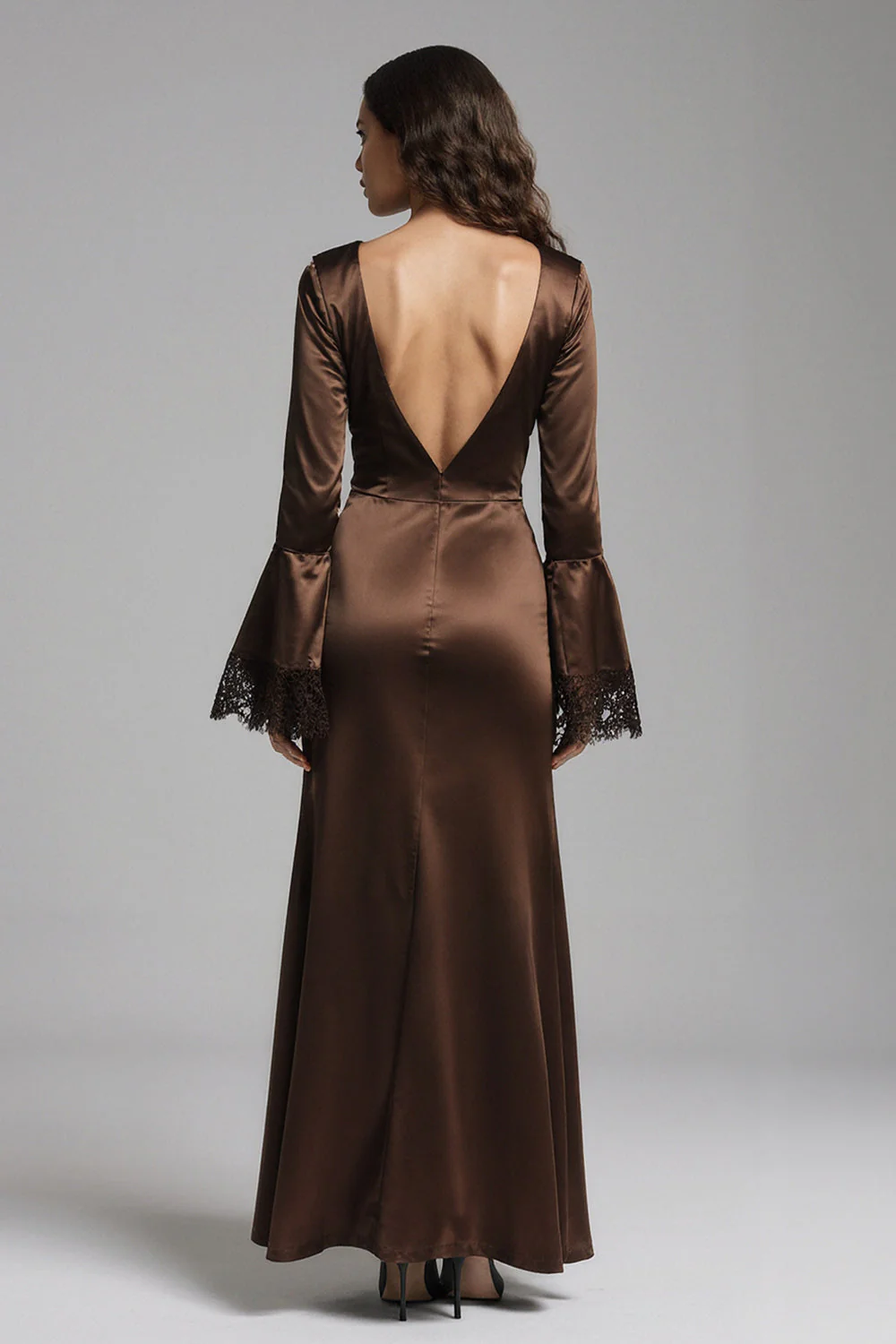 Robe formelle en satin café à col en V long avec fourreau et fente - Image 2