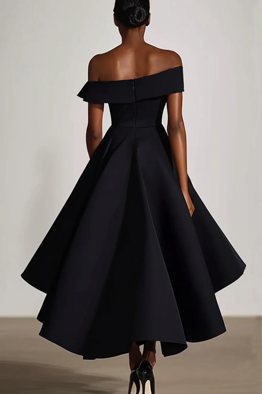 Robe formelle en satin noir à épaules dénudées - Image 2