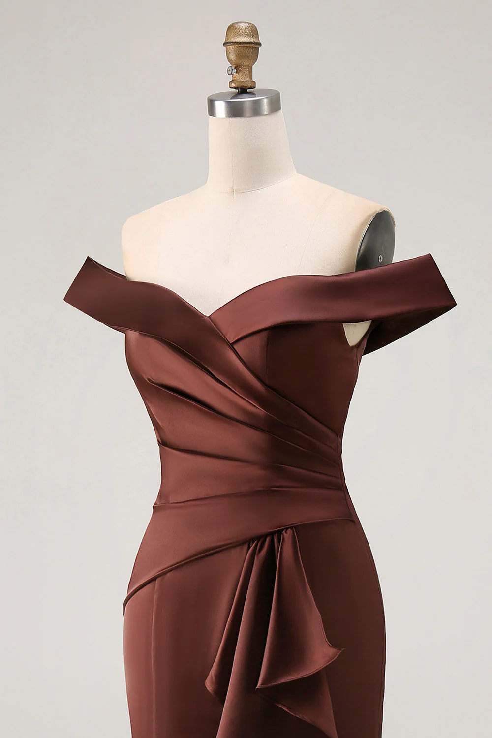 Robe formelle en satin sirène marron à épaules dénudées avec nœud drapé - Image 8