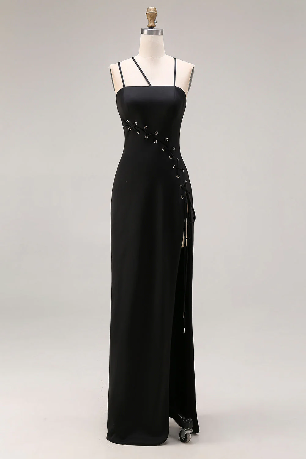 Robe formelle longue à bretelles fines en satin à fourreau noir avec fente