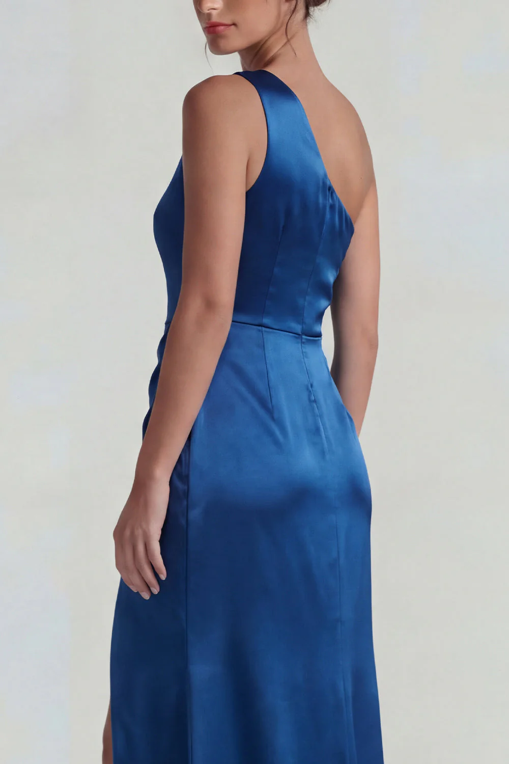 Robe formelle longue à épaule à épaule en satin froncé bleu foncé - Image 4