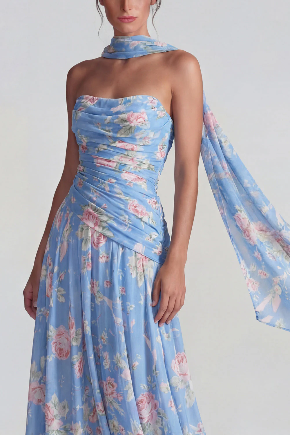 Robe formelle longue à fleurs en chiffon bleu en chiffon sans bretelles à rangs - Image 3