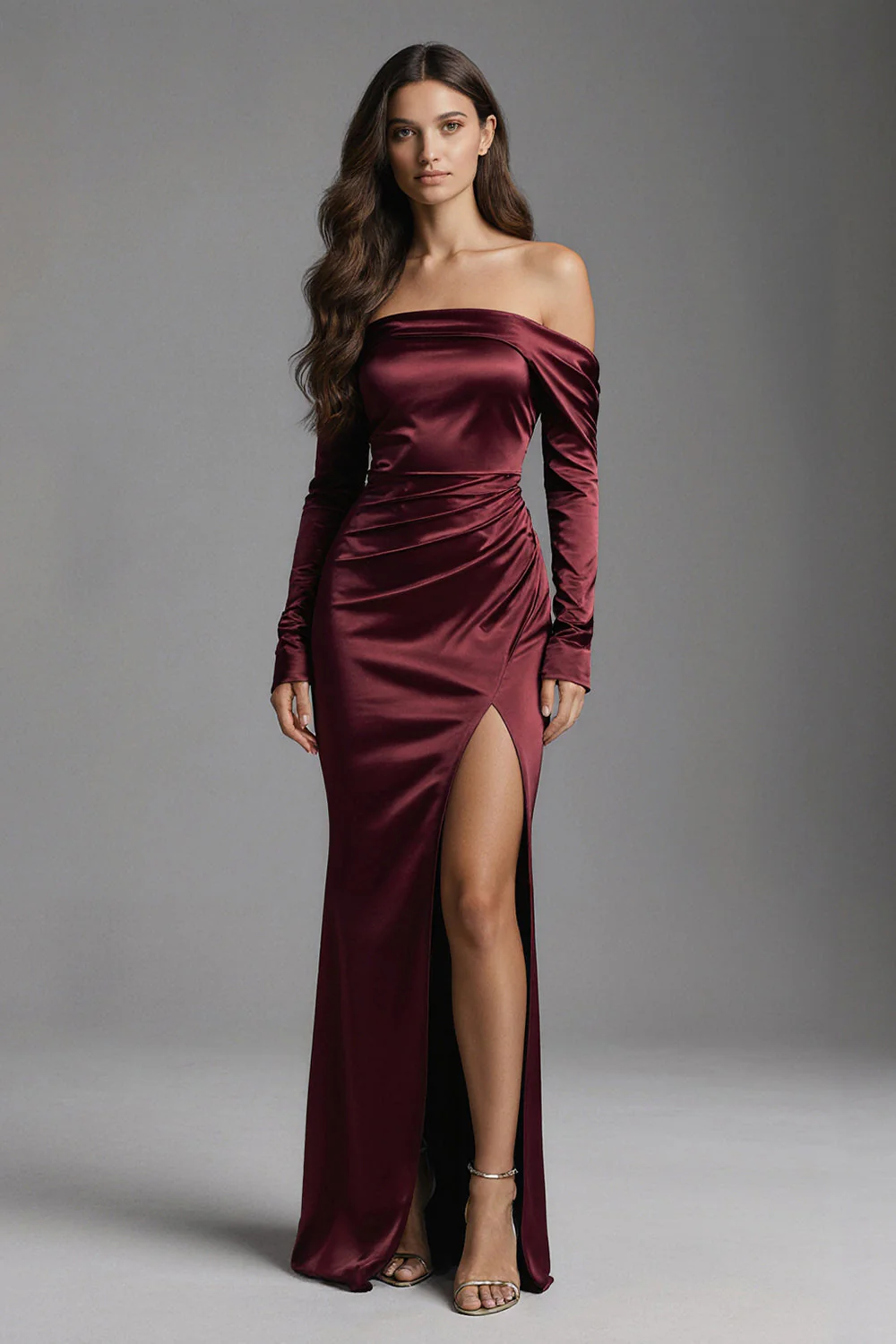 Robe formelle longue en satin à fourreau bordeaux décollée sur les épaules