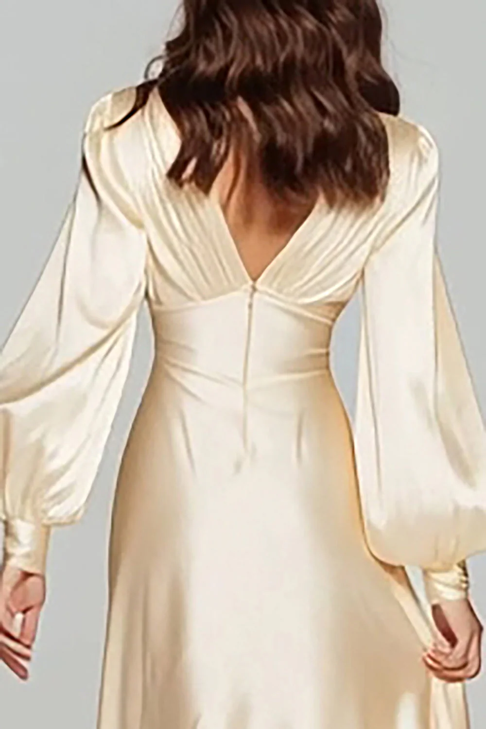 Robe formelle longue en satin champagne à col en V - Image 4