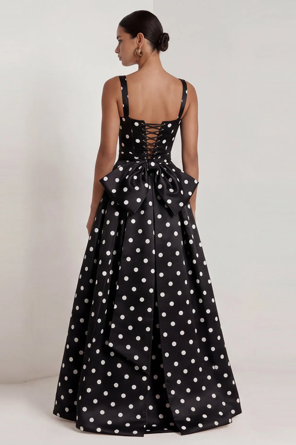 Robe formelle longue longue avec un nœud à pois noirs en satin en satin blanc à pois carré - Image 3