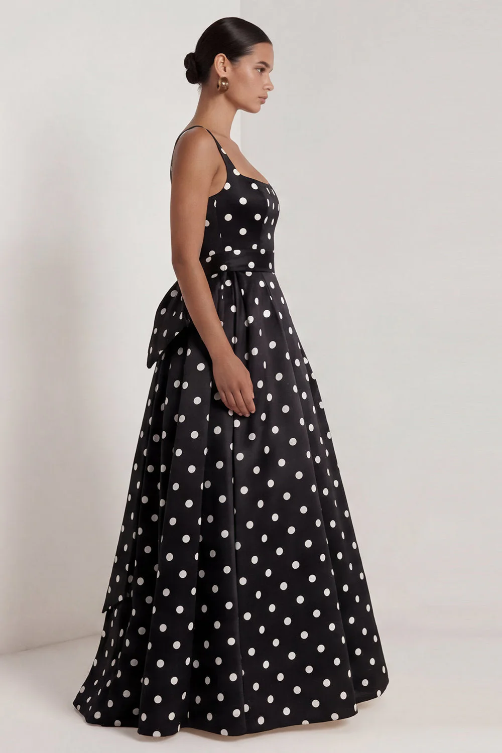 Robe formelle longue longue avec un nœud à pois noirs en satin en satin blanc à pois carré - Image 4