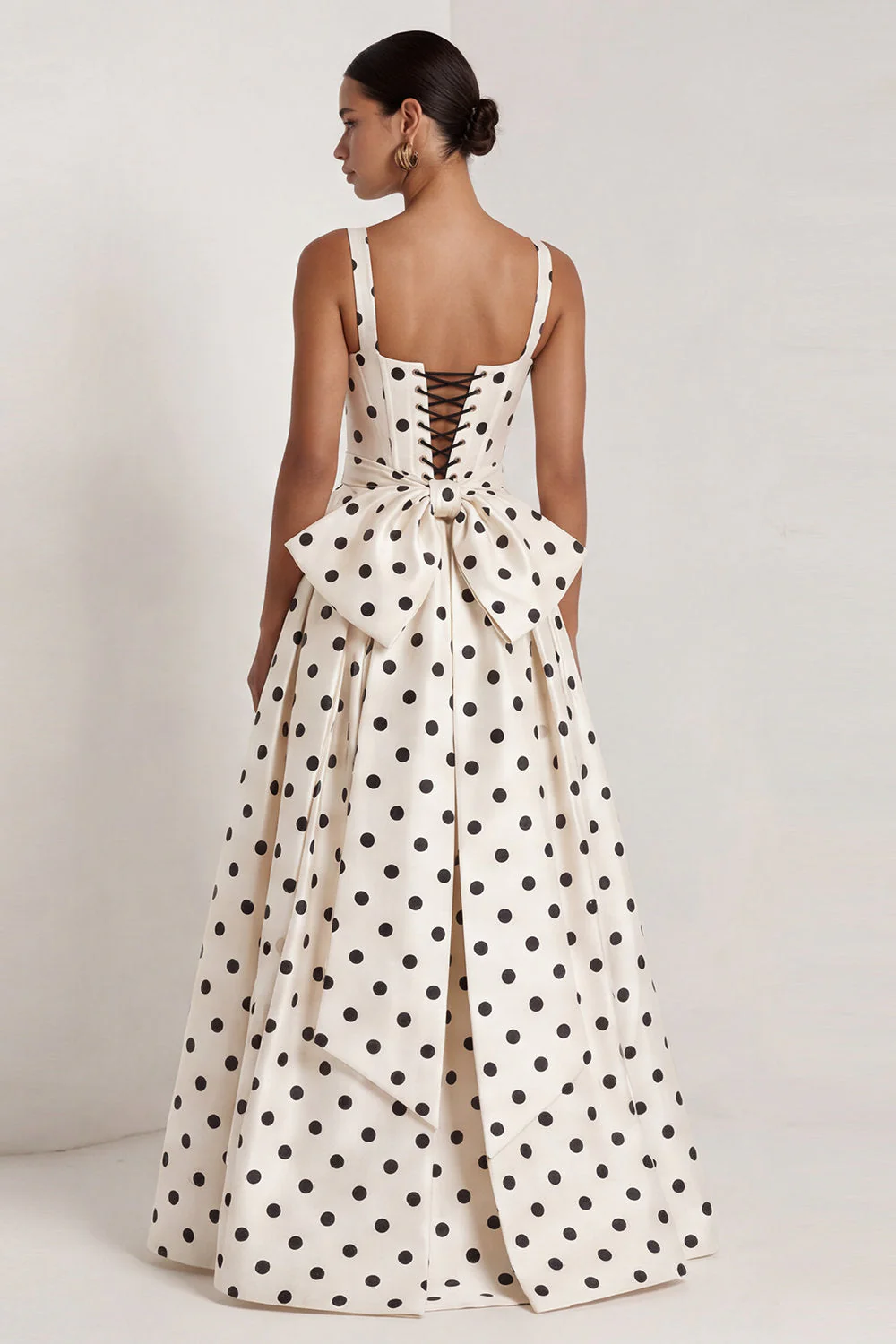 Robe formelle longue longue avec un nœud à pois noirs en satin en satin blanc à pois carré - Image 7