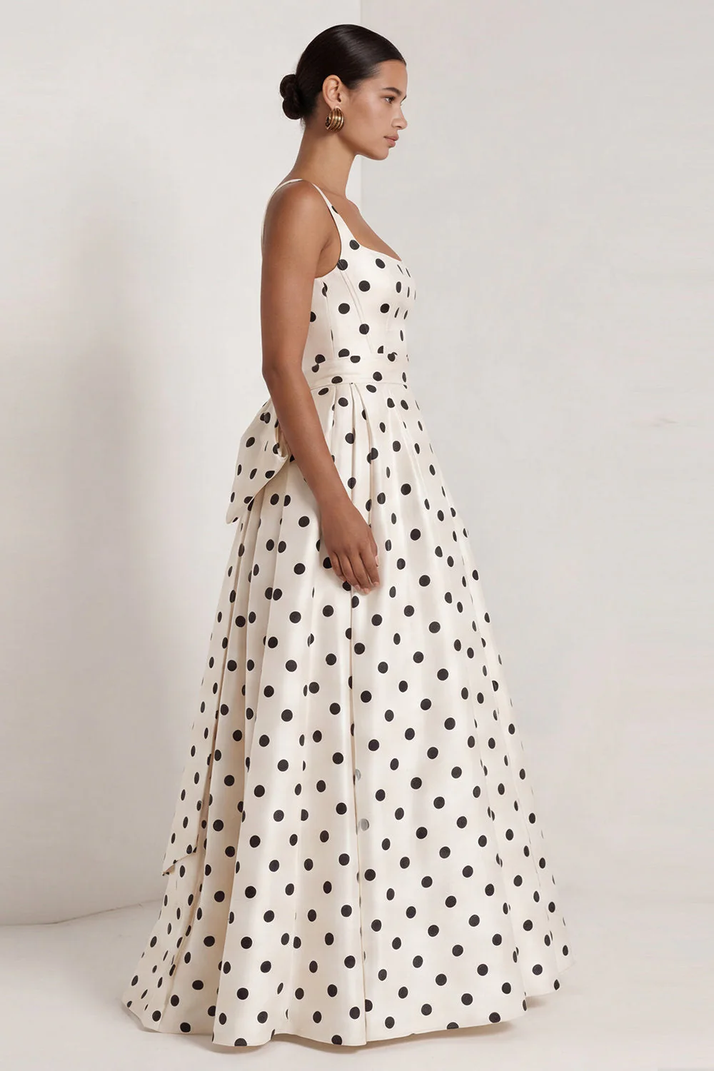 Robe formelle longue longue avec un nœud à pois noirs en satin en satin blanc à pois carré - Image 8