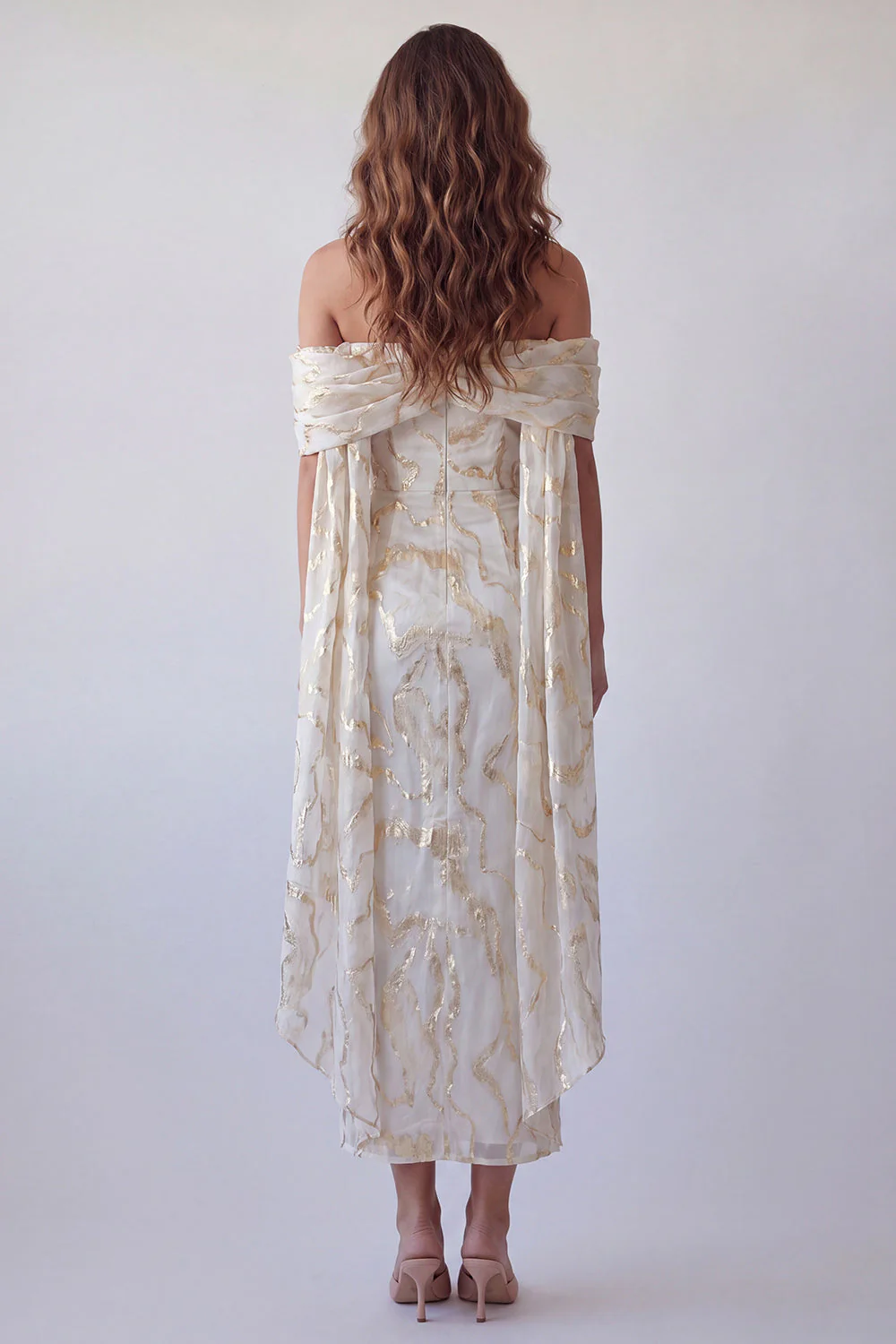 Robe formelle midi à épaule dénudée en champagne avec une cape - Image 2