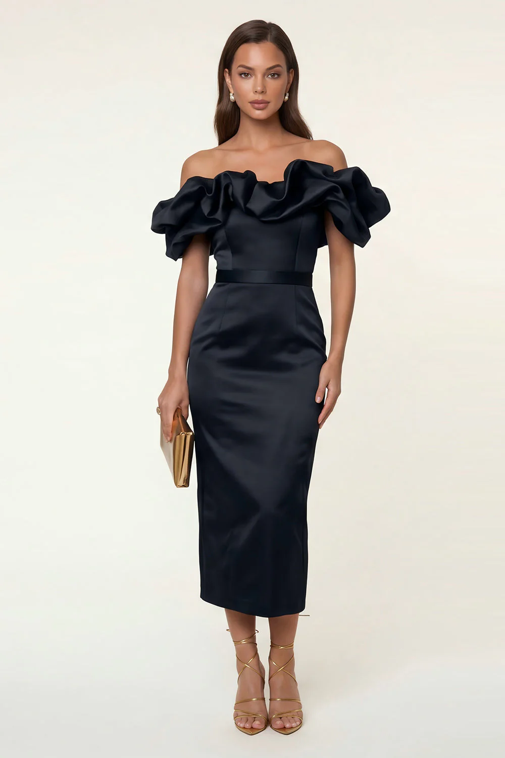Robe formelle midi moulante en satin noir à épaules découvertes avec fente