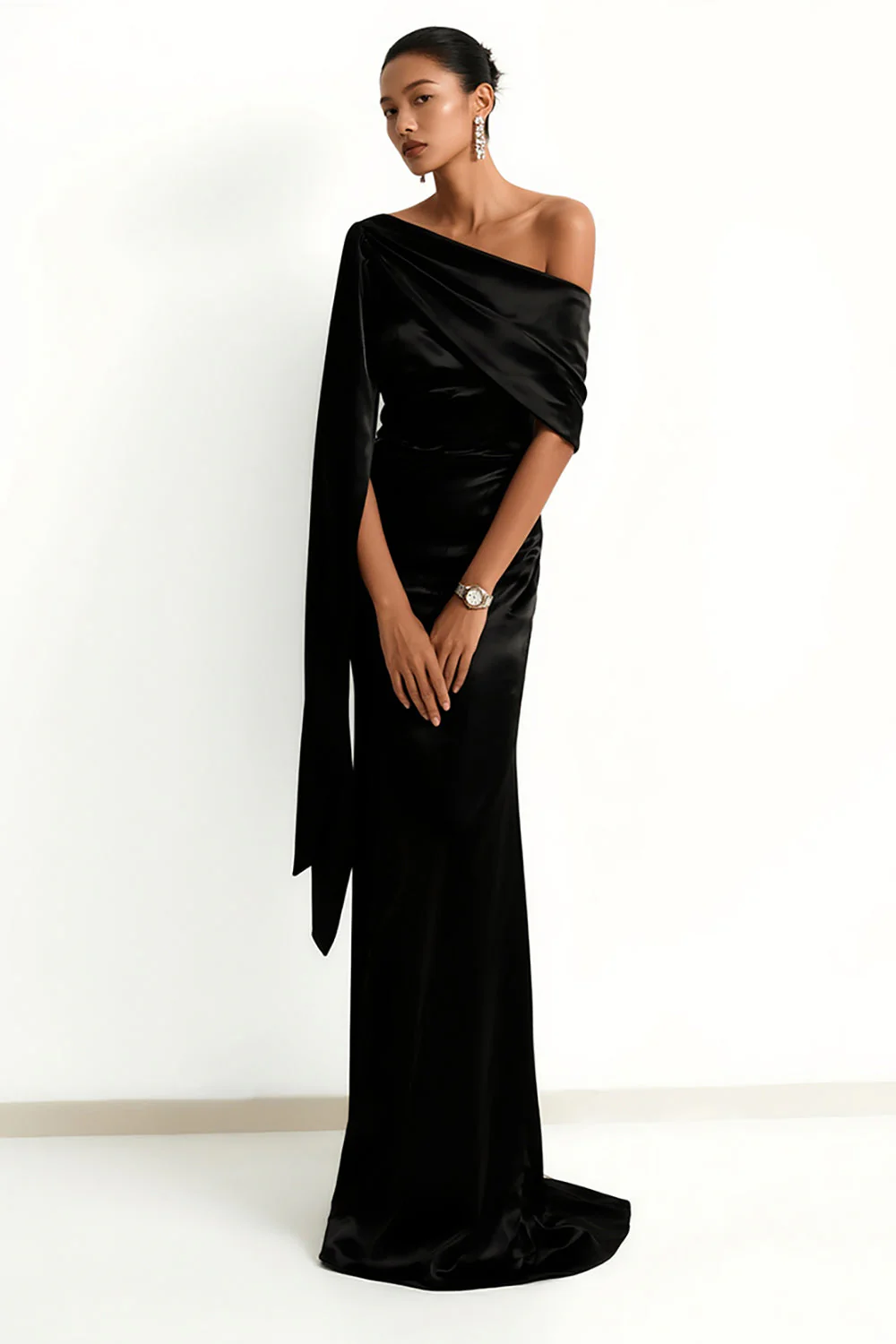 Robe formelle noire à une épaule avec cape latérale