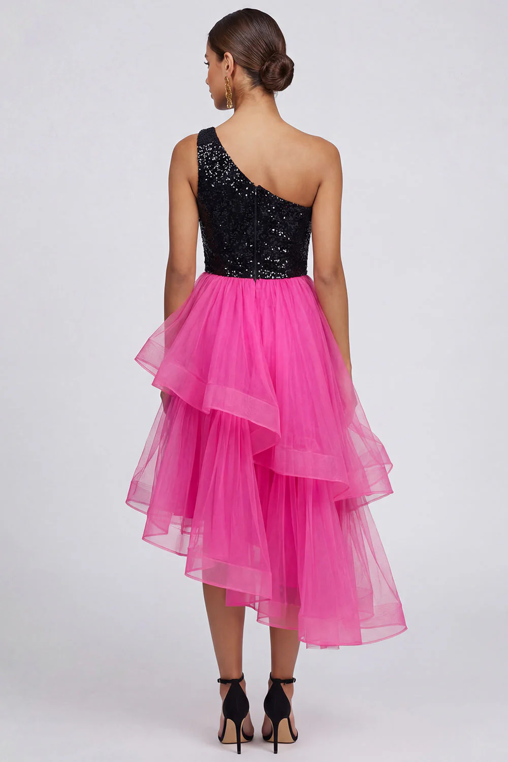 Robe formelle noire à volants en fuchsia et à paillettes d’une épaule - Image 2