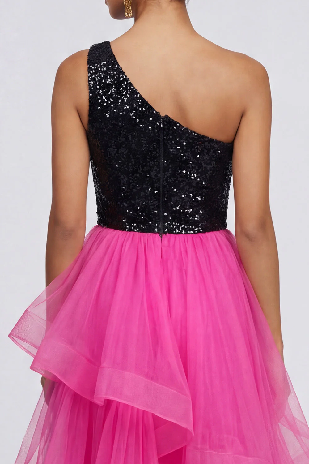 Robe formelle noire à volants en fuchsia et à paillettes d’une épaule - Image 4