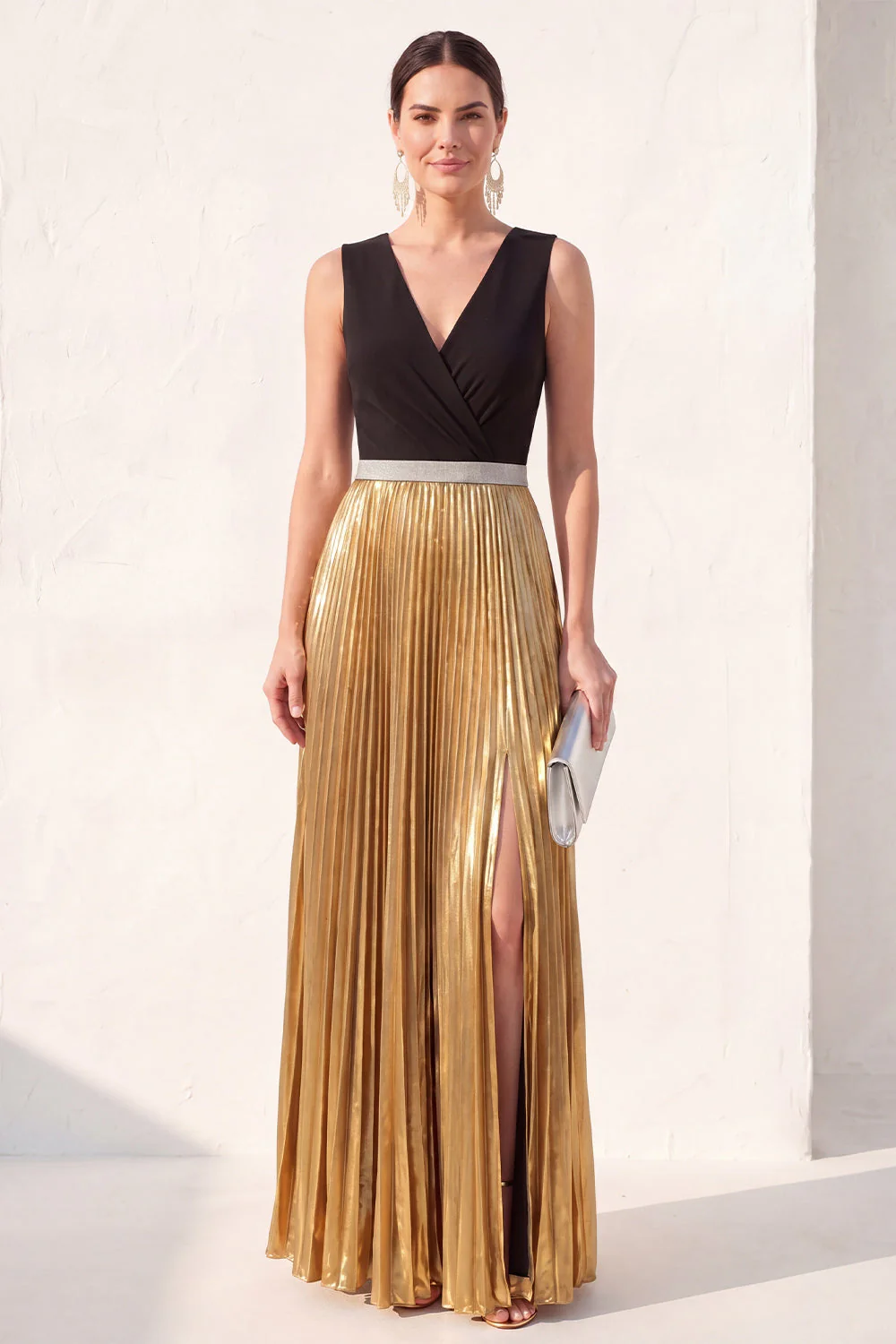Robe formelle noire dorée à plis en V avec fente