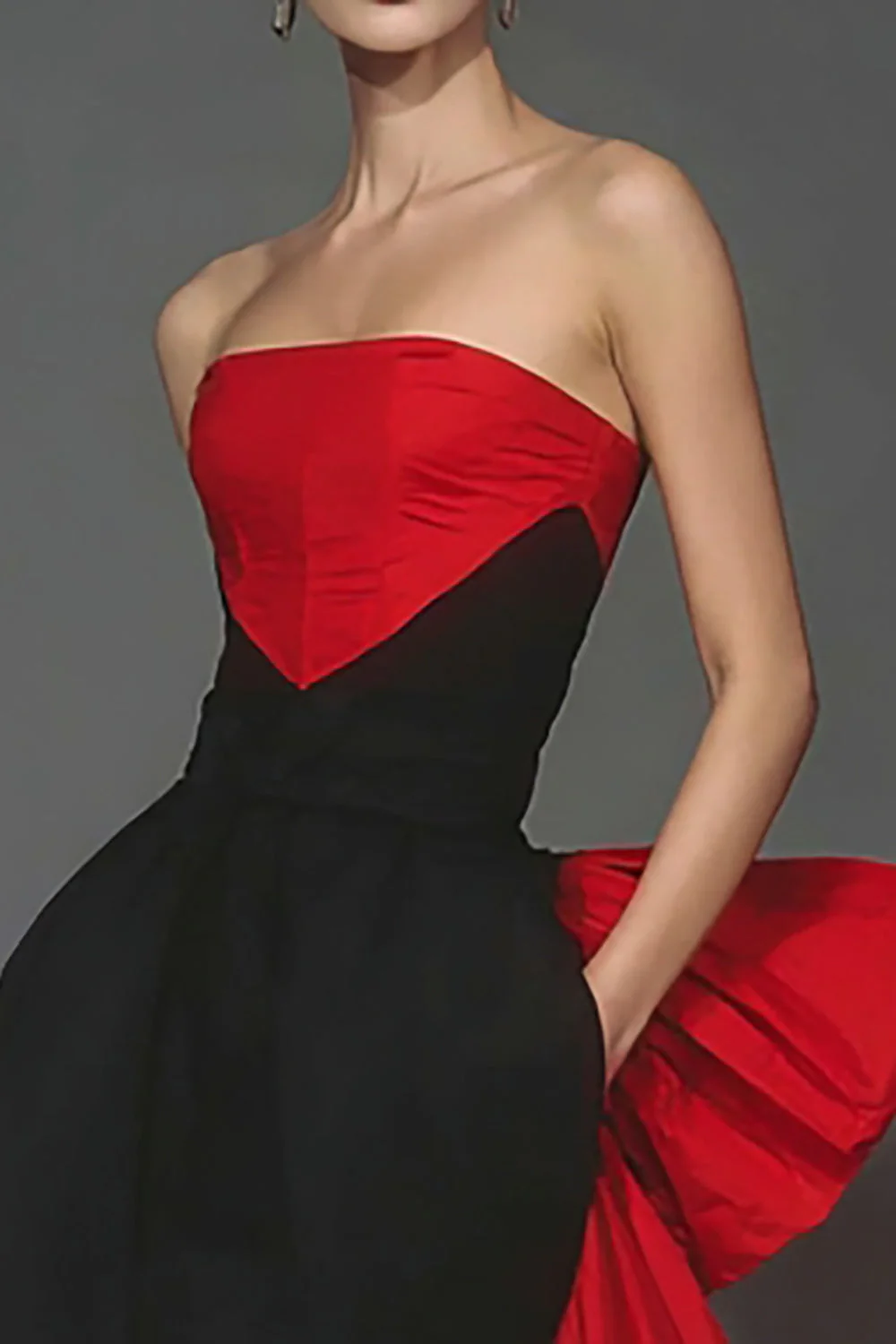 Robe formelle sirène noire et rouge sans bretelles avec noeud - Image 3