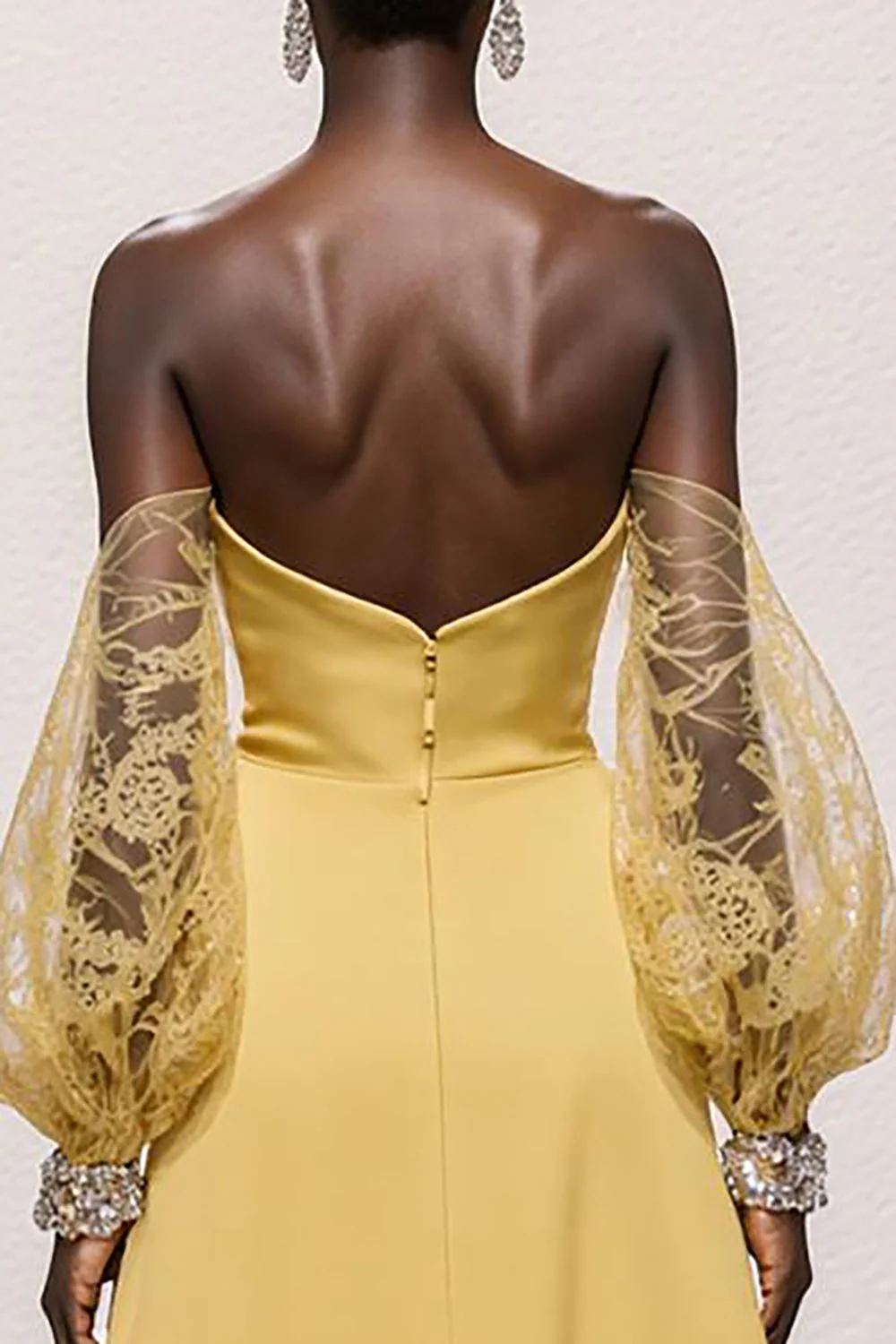 Robe galetière jonquille épaule dénudée - Image 4