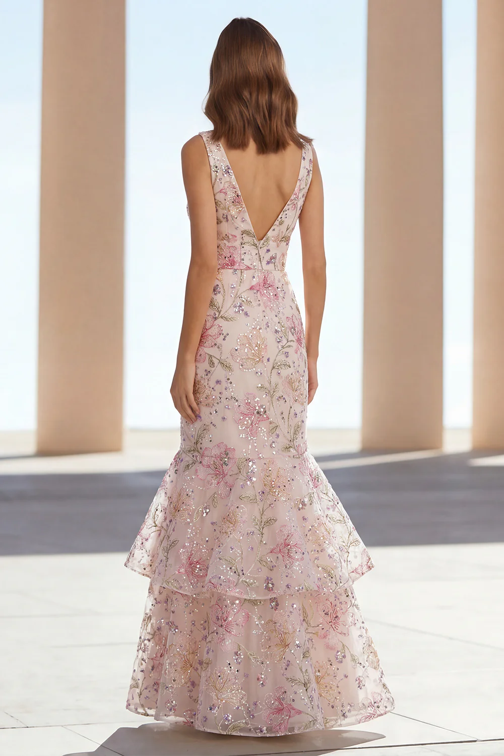 Robe longue à fleurs à col en V perlée en sirène rose avec volants - Image 2