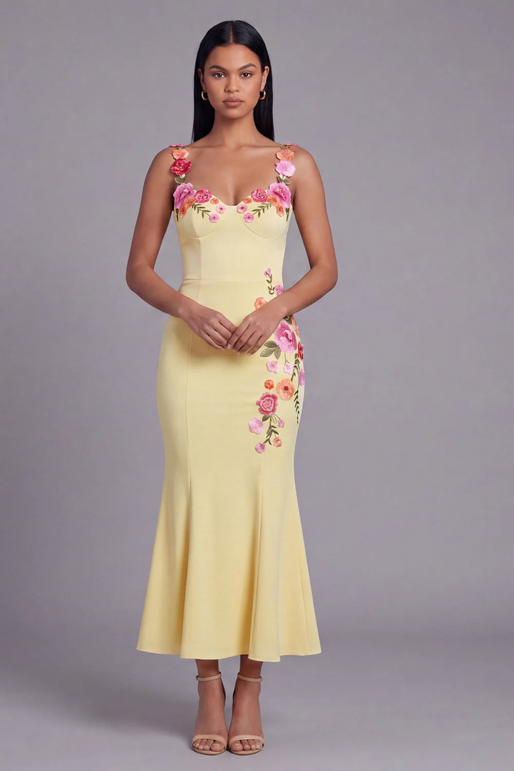 Robe longue à fleurs de sirène jaune clair avec des appliques