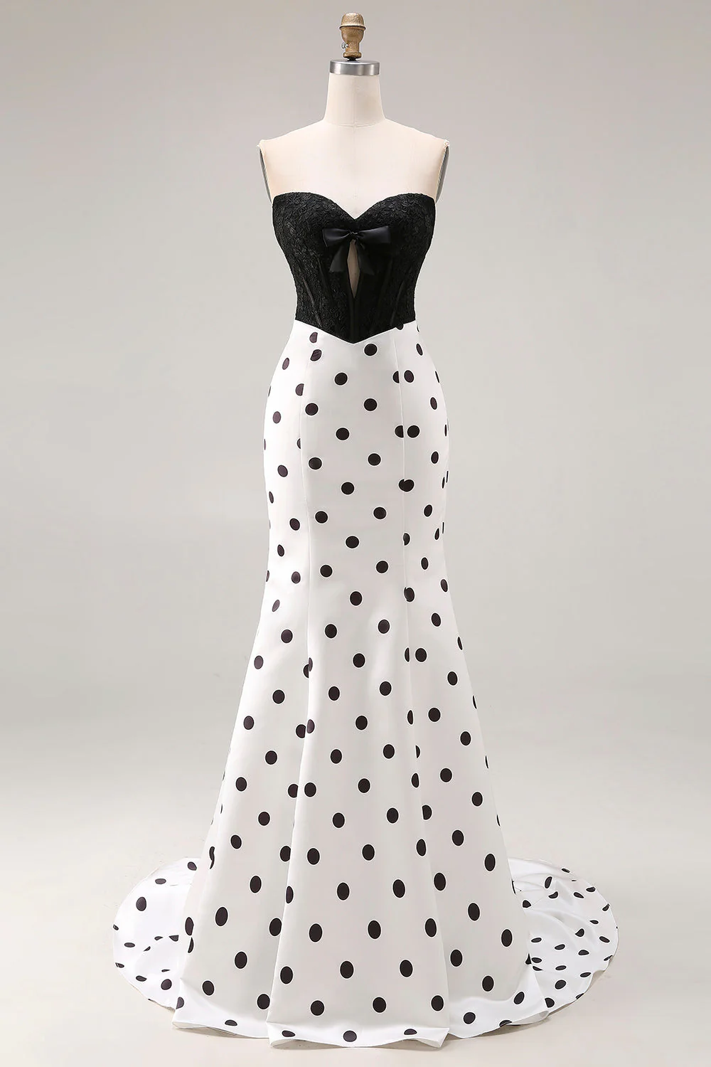 Robe longue à pois découpée en satin blanc avec un nœud