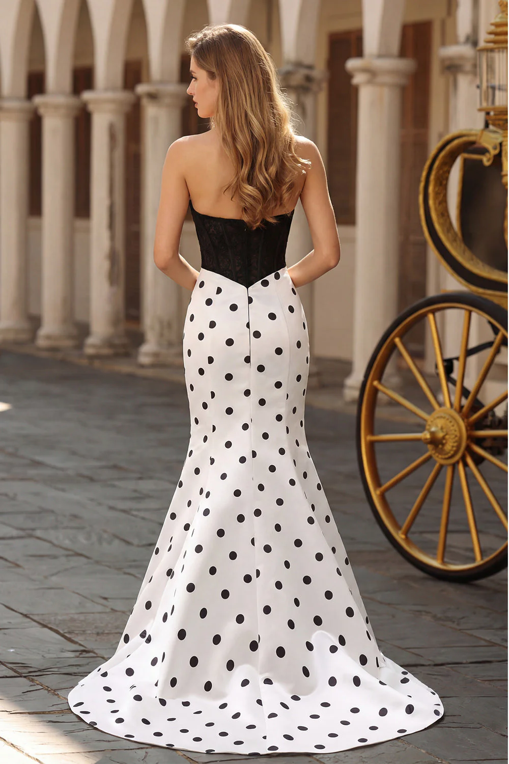 Robe longue à pois découpée en satin blanc avec un nœud - Image 4