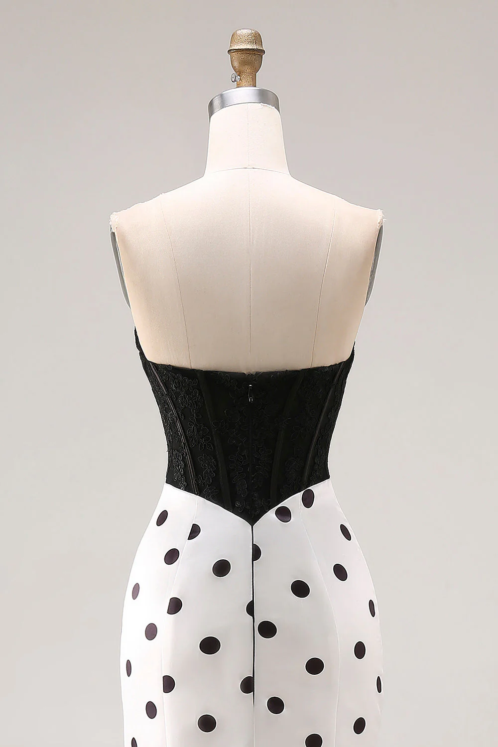 Robe longue à pois découpée en satin blanc avec un nœud - Image 7