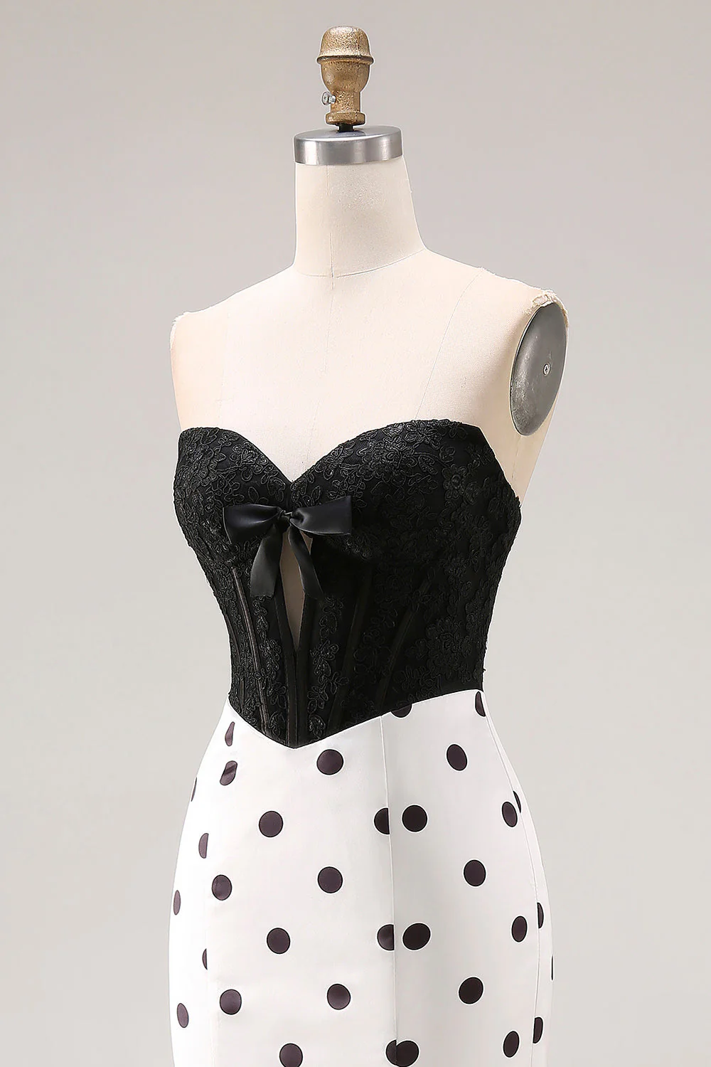 Robe longue à pois découpée en satin blanc avec un nœud - Image 8