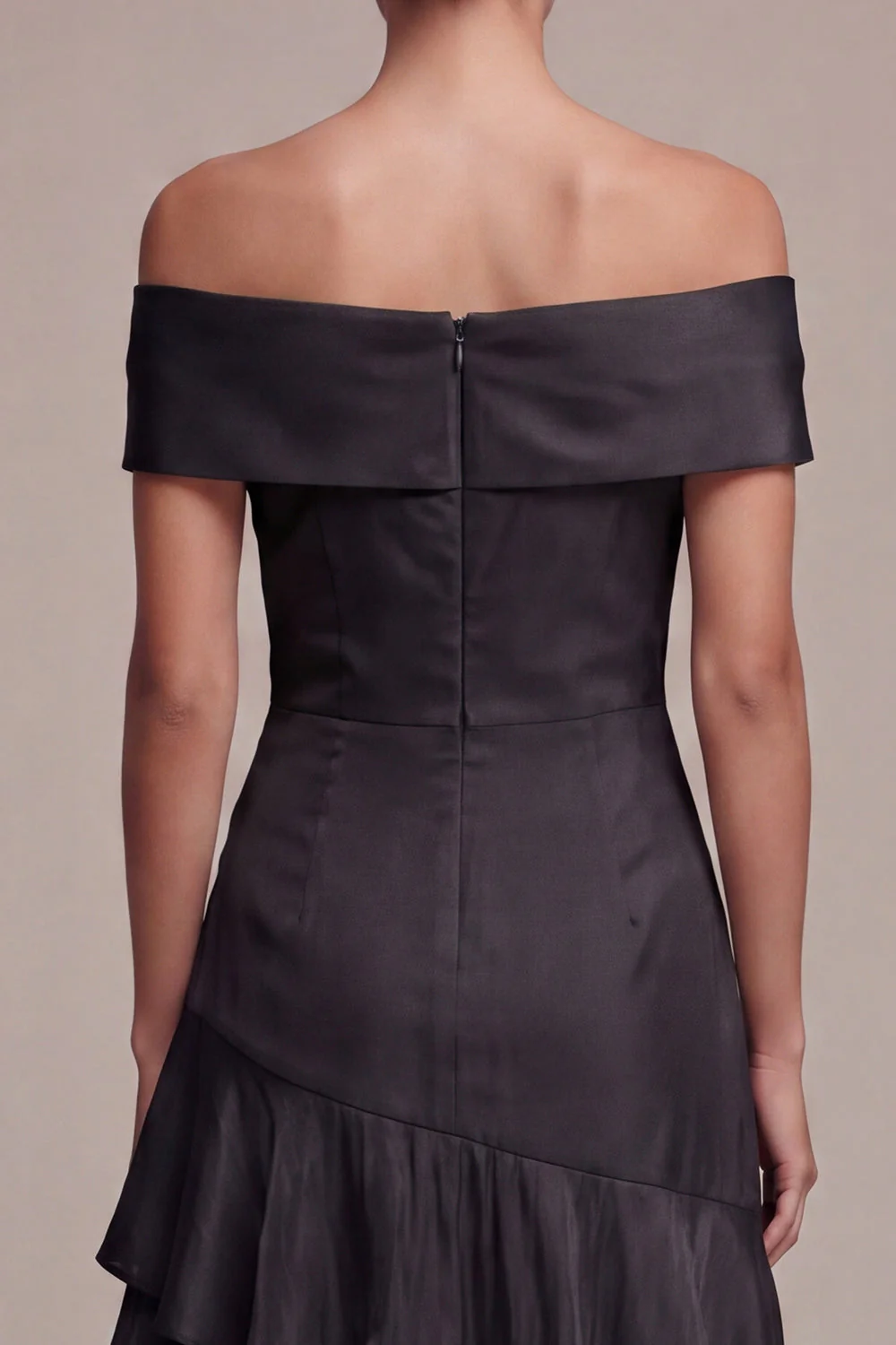 Robe longue cravate noire à épaules décalées A avec volants - Image 4
