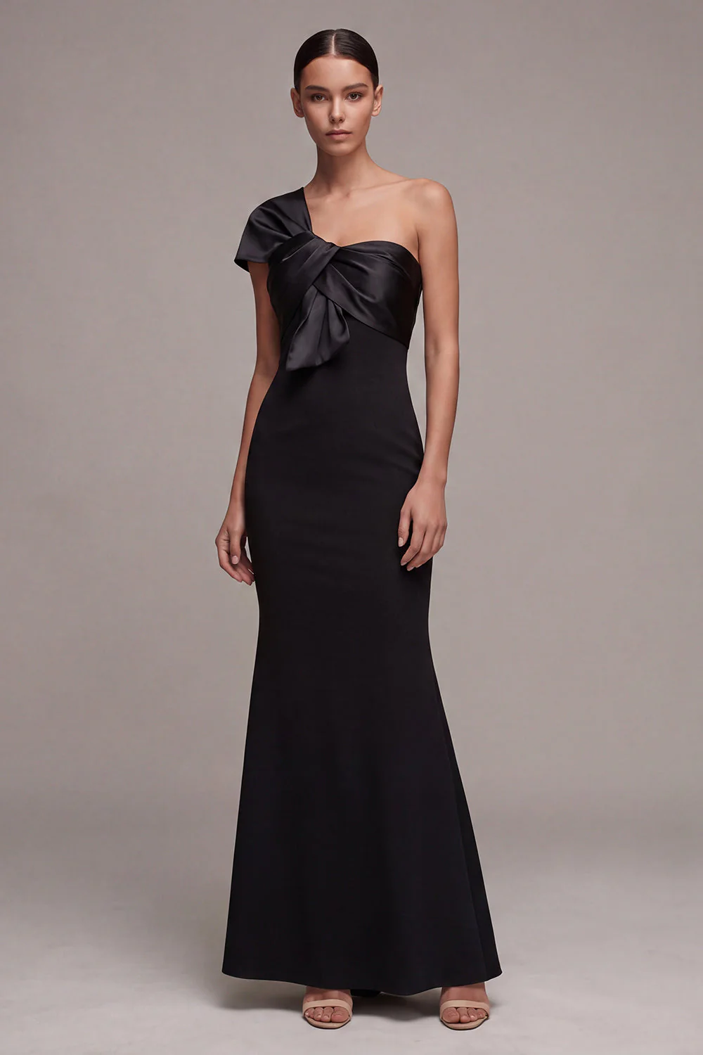 Robe longue cravate noire à une épaule sirène avec un nœud