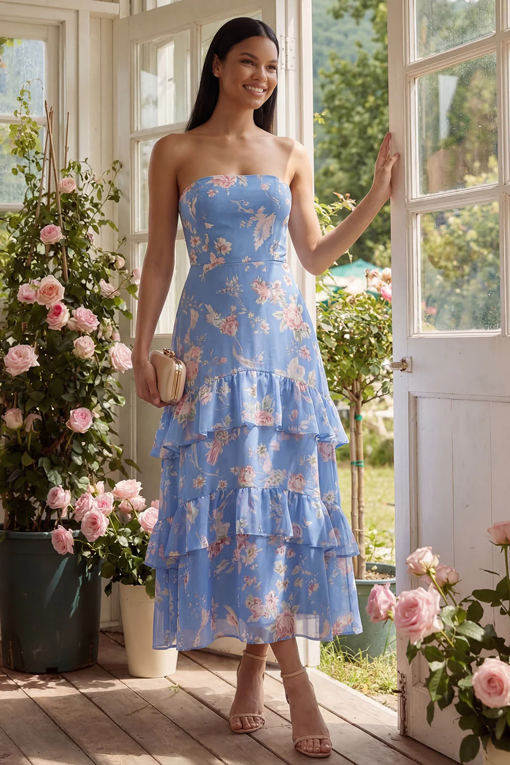 Robe longue d’invité de mariage à étages à étages à motifs floraux en chiffon bleu chiffon
