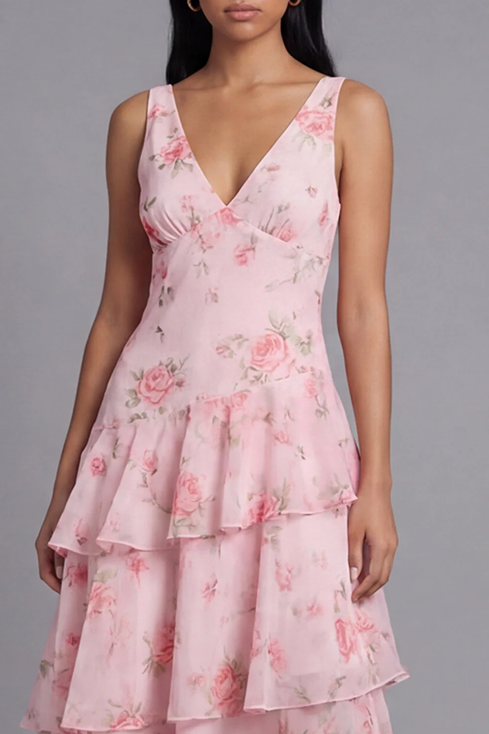 Robe longue d’invité en chiffon rose à col en V à motifs floraux à volants - Image 4