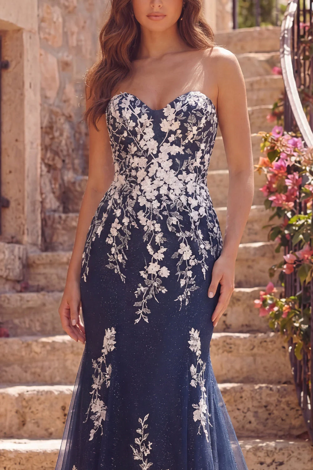 Robe longue de bal à fleurs Sirène bleu marine avec des appliques - Image 3